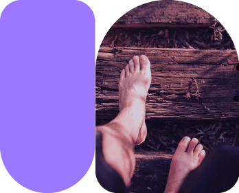 Image de pieds nus sur un sol en bois