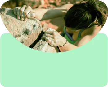 Femme en train d'escalader une montagne